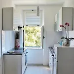 Linda *